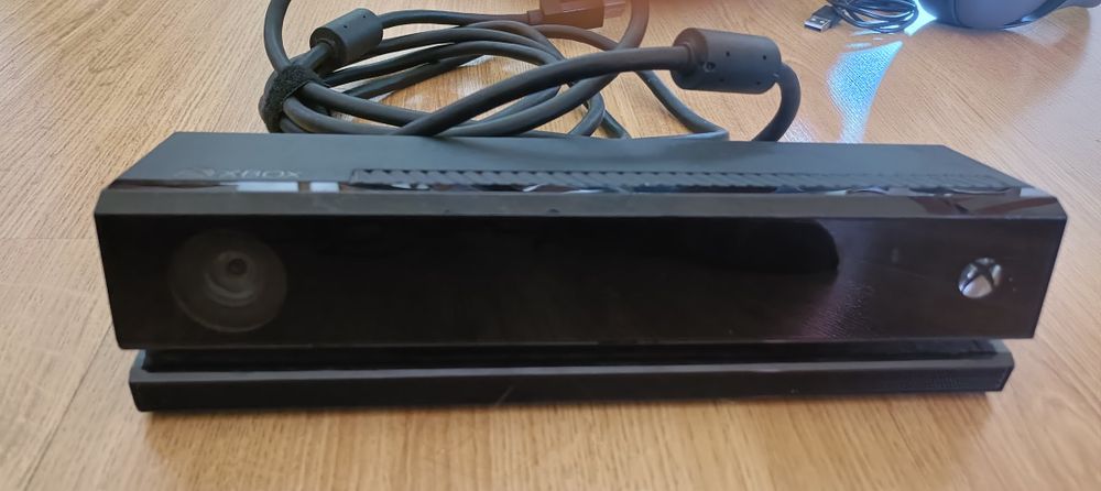 Xbox One 500GB + Kinect + Comando + Auscultadores — pronta a jogar