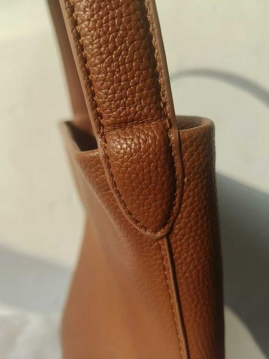 Bolsa bucket The Row castanha