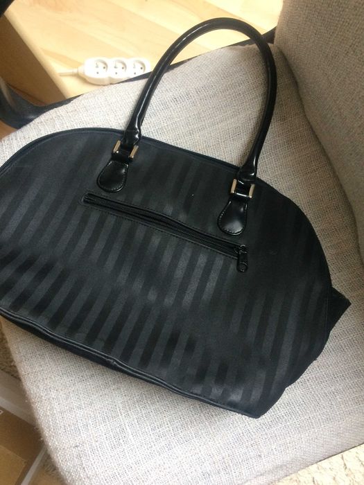 czarna torebka do ręki w paski