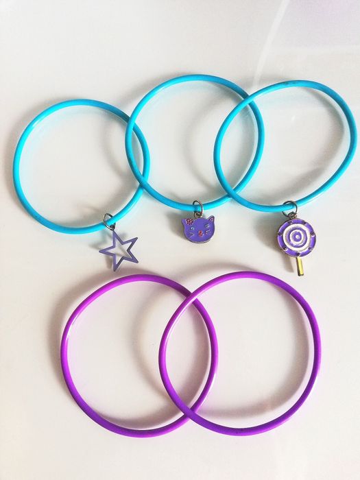Bransoletki gumowe, neonowe komplet, z wisiorkiem