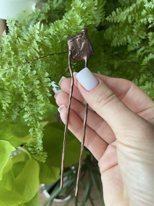 Ręcznie robiona szpilka do włosów z lazurytem – unikat z Lwowa