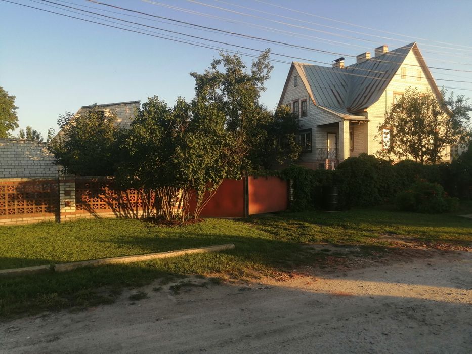 Напротив озера, широкий участок цент села Зазимье