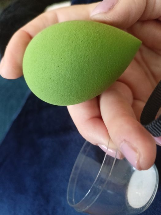 Gąbka do makijażu w praktycznym etui