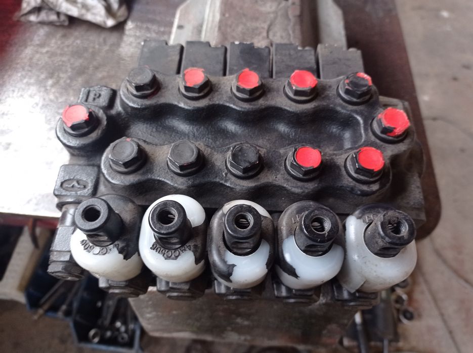 Rozdzielacz hydrauliczny Hiab