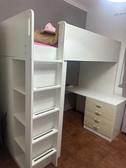 Cama alta com secretária, armário e gavetas – excelente estado