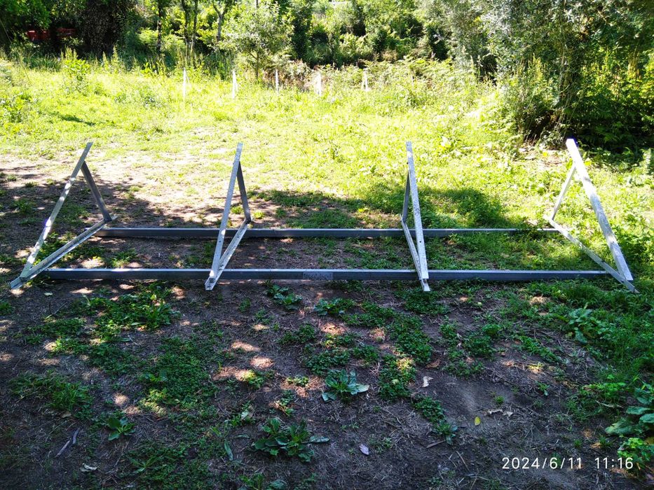 Painéis solares, apenas estrutura de suporte.