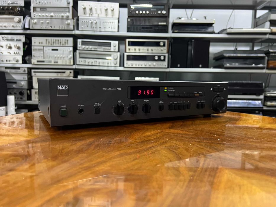 Amplituner NAD 7020i Audio Room