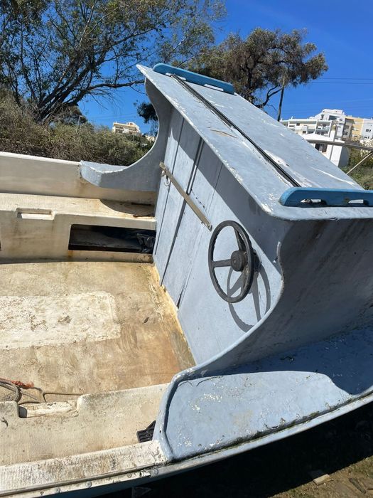 Barco de fibra usado (5 m) – Ótimo para hobby, pesca ou turismo