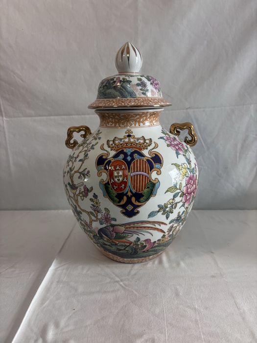 Marca Qianlong  Pote porcelana chinesa do Século XIX, com as armas Dom João V Marca Qianlong