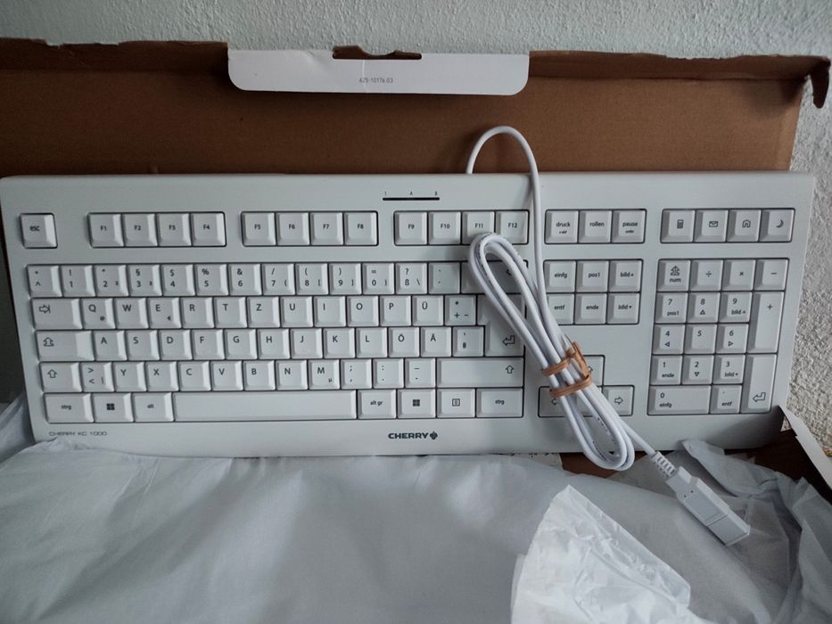Nowa Biała klawiatura oldschool na kabel