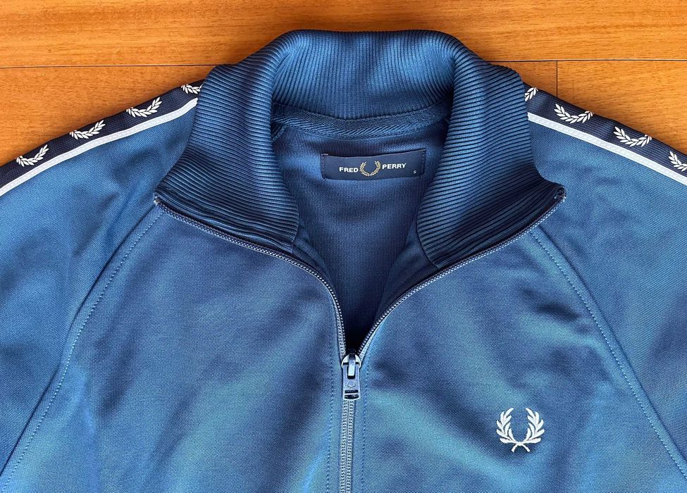 Casaco da Fred Perry com fita nas mangas - Unisexo - Tamanho S - Azul