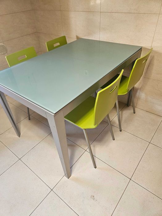 Mesa Cozinha + 4 cadeiras