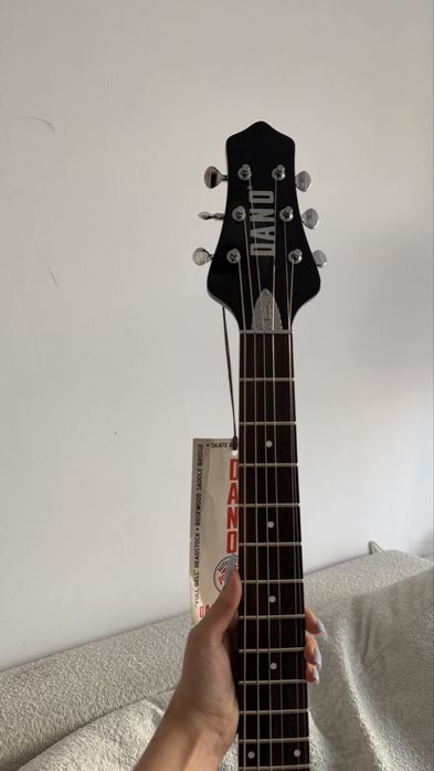 Spredam nowa electryczna gitare Danelectro