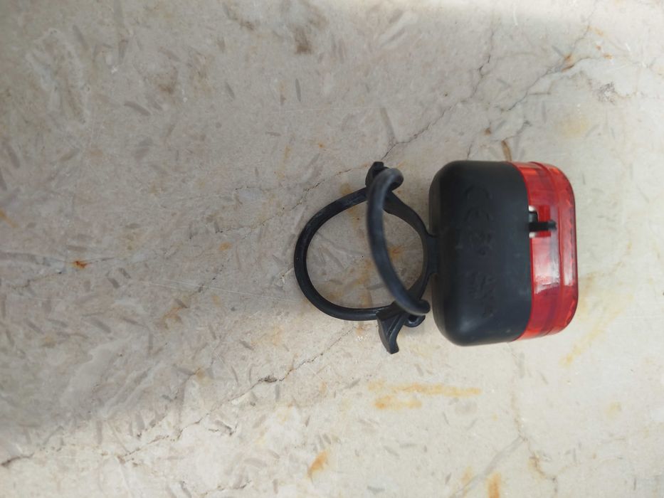 Luz traseira para bicicleta ou trotinetes.