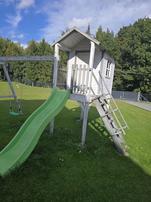 Domek dla dzieci ze zjezdzalnią i huśtawkami