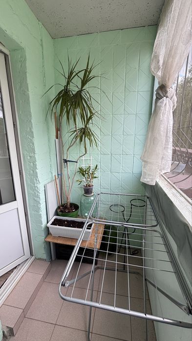 Продам 3к улучшенку 1й эт/9и кухня 9м газ, кирпич, м. Ботсад