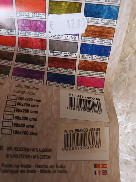 Tapete branco retangular