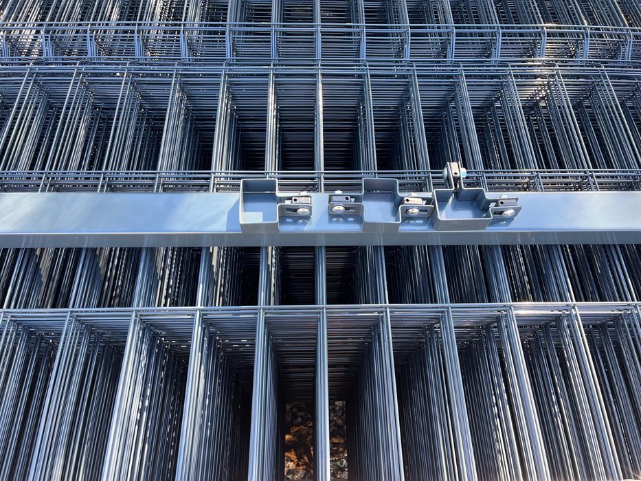 Komplet 25 m ogrodzenia panelowego 1,53x2,50, Fi3 - słupek, obejma