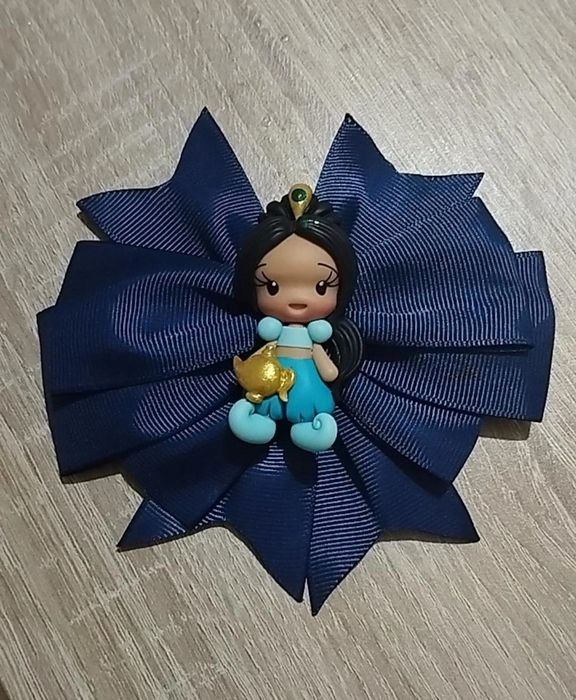 Laços para cabelos.