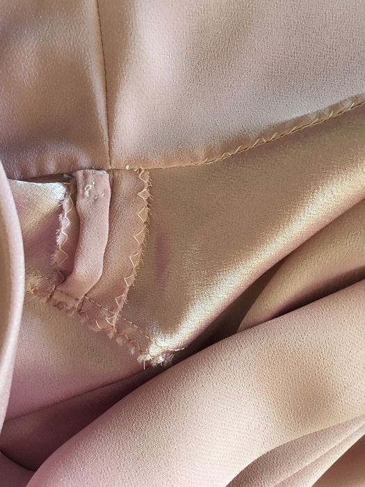 Blusa em tom de rosa, com tecido de ligeiro brilho