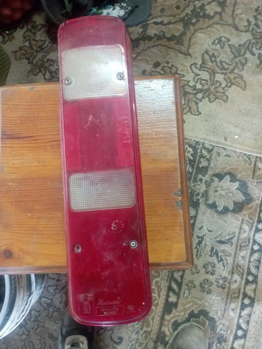 Продам стекло правое заднего фонаря Volvo