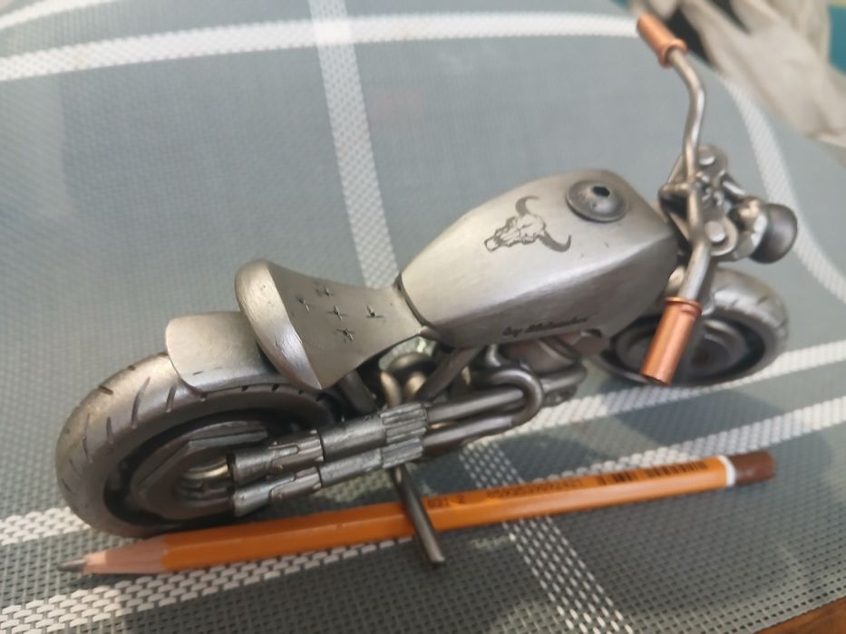 Модель мотоцикла из болтов и гаек