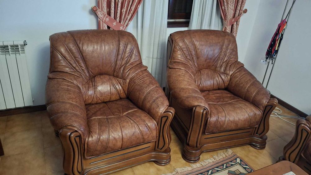 Sofas de couro e madeira maciça