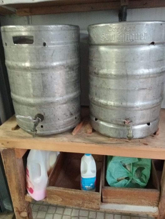 Barril metal com torneira