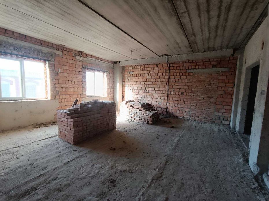 Продаж великої комерційної будівлі + земля приватизована, м. Дрогобич!