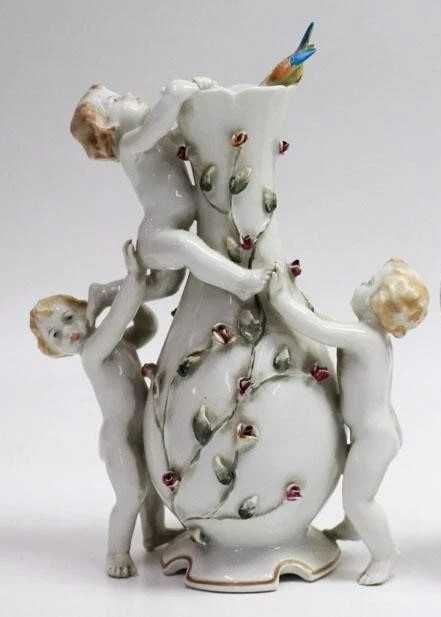 Excepcional Jarra em porcelana modelada com 3 Putti, 1 ave e Flores