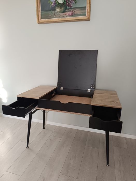 Biurko z szufladami i otwieranym schowkiem