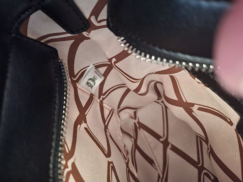 czarna torebka to model MCM Toni mała