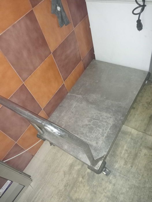 Carrinho em inox, ideal para cozinhas profissionais, restaurantes