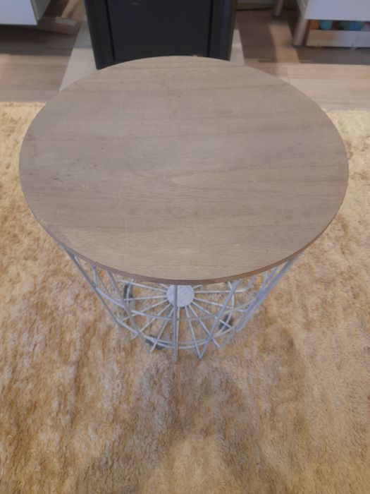Mesa de apoio redonda  com tampo de madeira do Ikea.