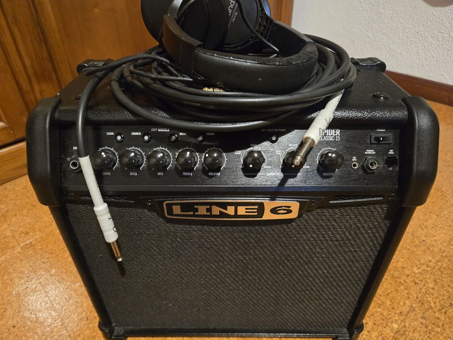 Amplificador de Guitarra Elétrica Line 6 Spider Classic 15 + Acessórios