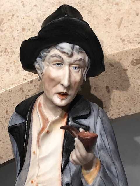 Lindíssima estatueta em Porcelana