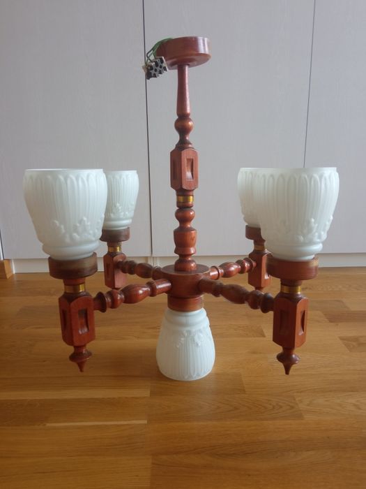 Lampa z pięknymi kloszami