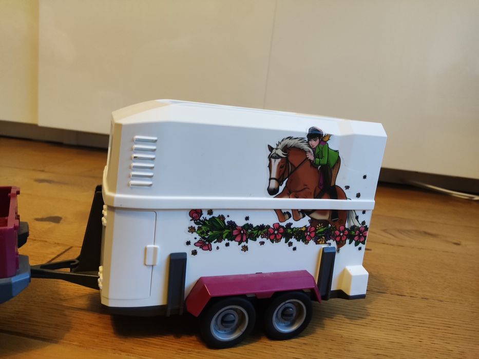Schleich Auto z przyczepą +koń + dodatki