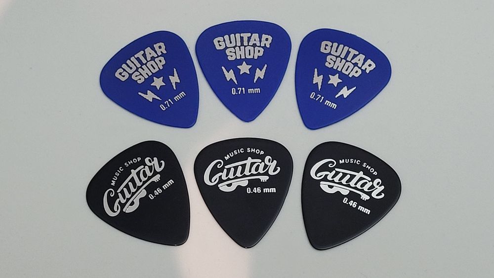 Afinador de guitarra + palhetas