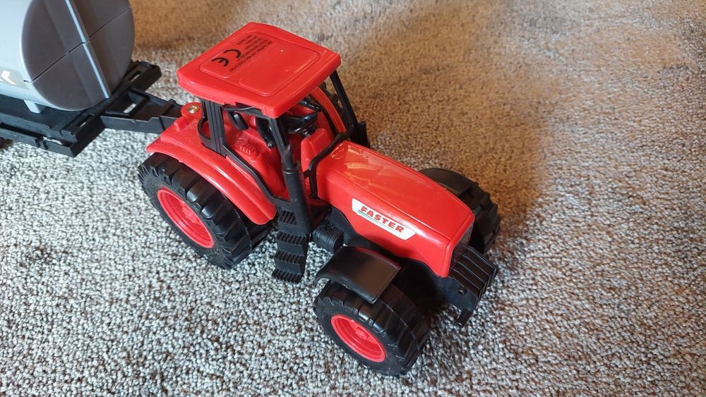 Traktor z przyczepą beczką