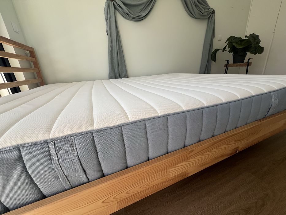 Cama IKEA LINDBÅDEN 160×200 + colchão IKEA VALEVÅG (conjunto)