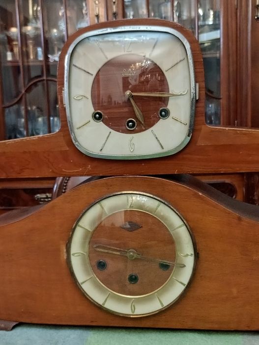 Dois relógios de mesa, a funcionar.