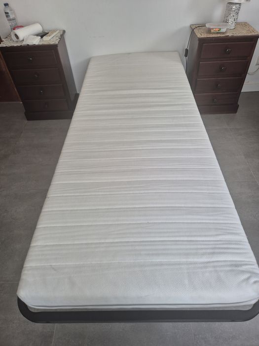 Cama solteiro: colchão e estrado com pés metálicos