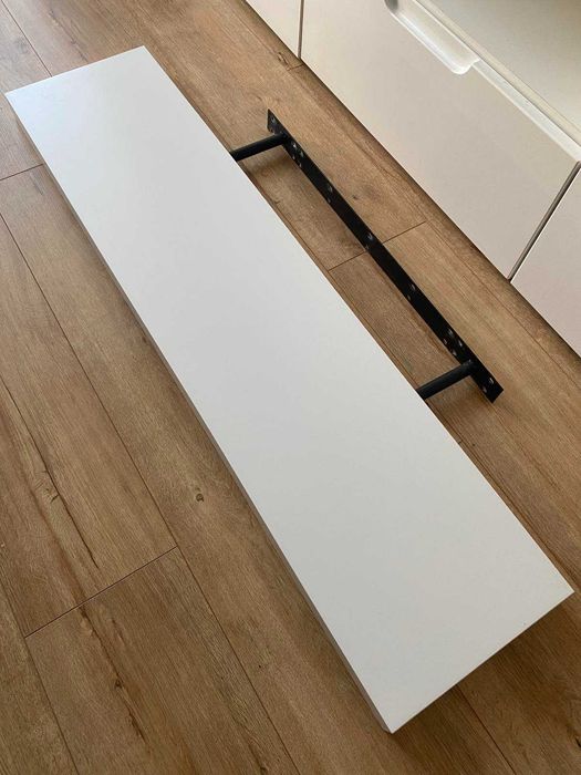 Białe półki ścienne