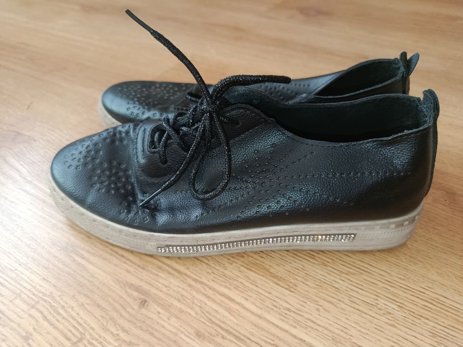 Віддам   кросівки