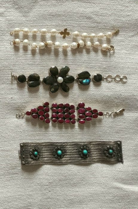 Pulseiras pedras preciosas e prata vários materiais