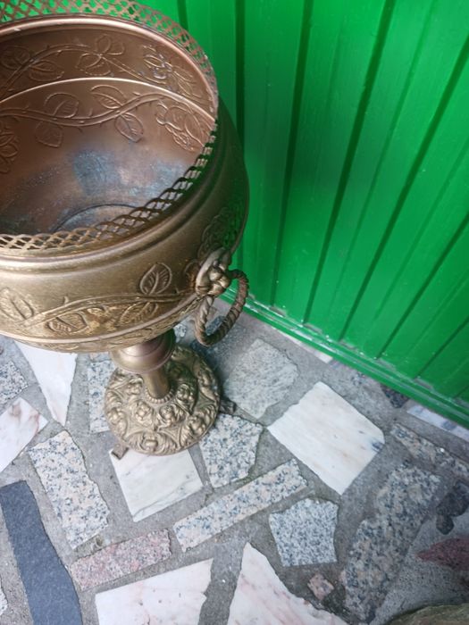 Floreira em cobre .com pé alto