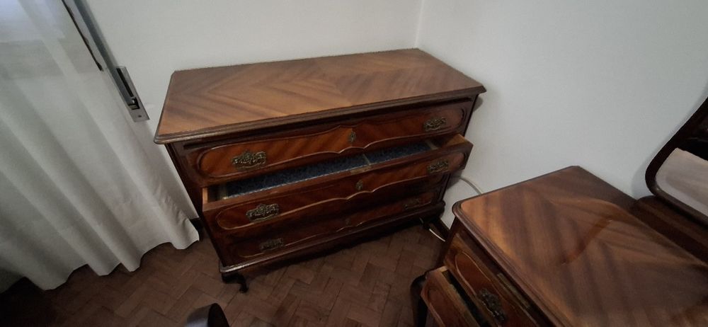 Cómoda em estilo Queen Anne, em muito bom estado.