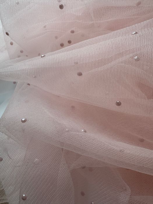 Tiulowy różowy materiał z metalicznymi perełkami/koralikami