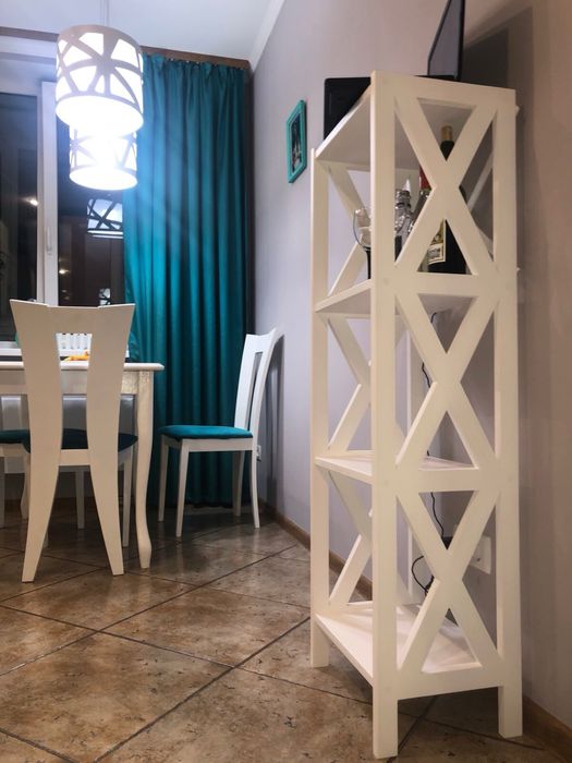 Деревʼяний стелаж , етажерка, поличка